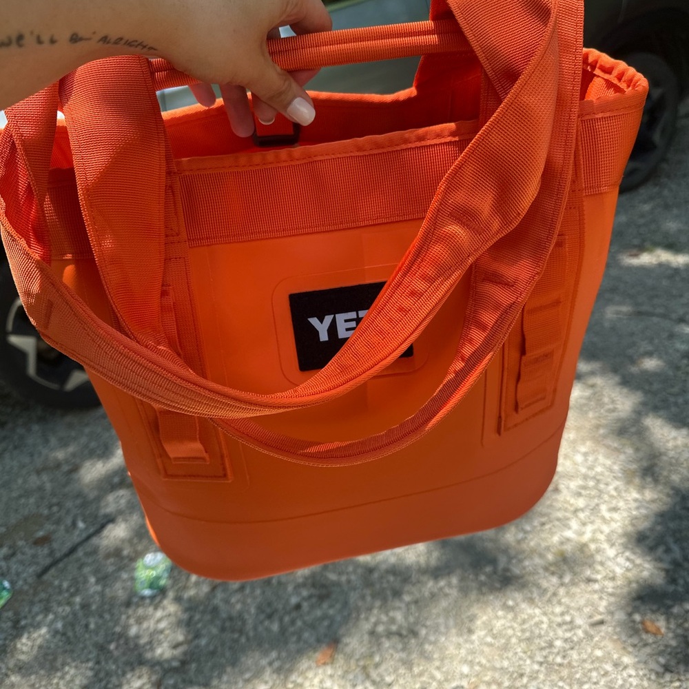 YETI Camino 20 tote in King Crab